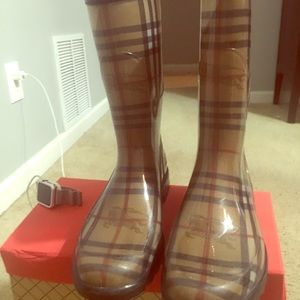 Burberry Hat & Haymarket Mid Rain-boot